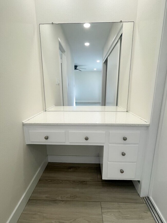 Building Photo - 3 bedroom 2 bath home in desired neighborhood