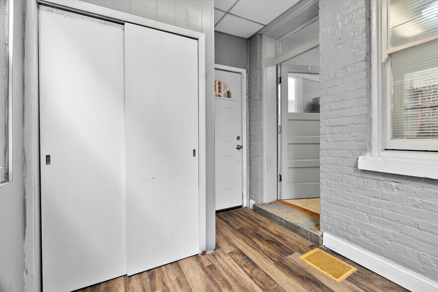 Enclosed Porch - 3139 W School St