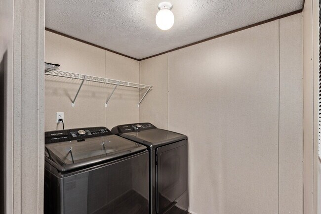 Building Photo - 2 bedroom - 4th st