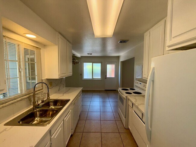 Building Photo - 6109 Golden Dawn Way