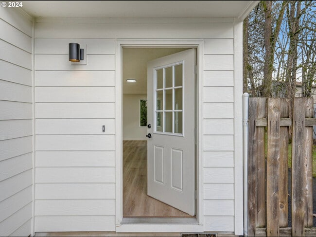 Building Photo - 902 NE Hacienda Ct
