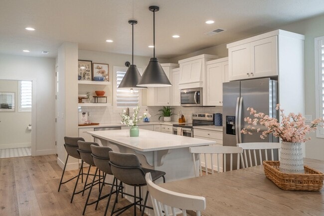 Building Photo - Flexible lease options! Spacious Townhome in Washington