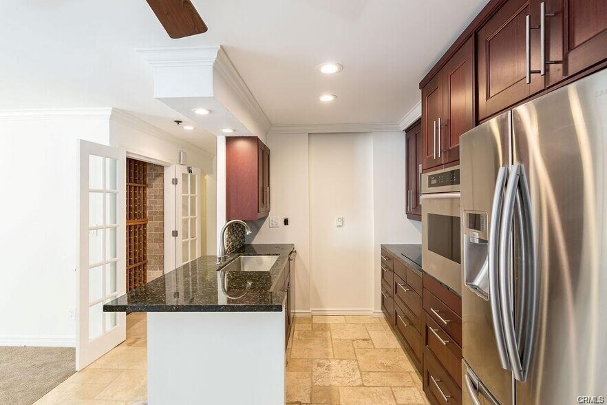 Building Photo - 555 Esplanade