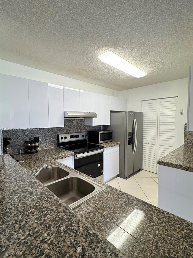 Building Photo - 19501 E Country Club Dr