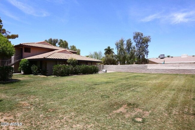 Building Photo - 1402 E Guadalupe Rd