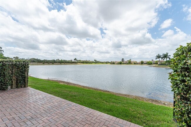 Building Photo - 8435 Lakeview Trail