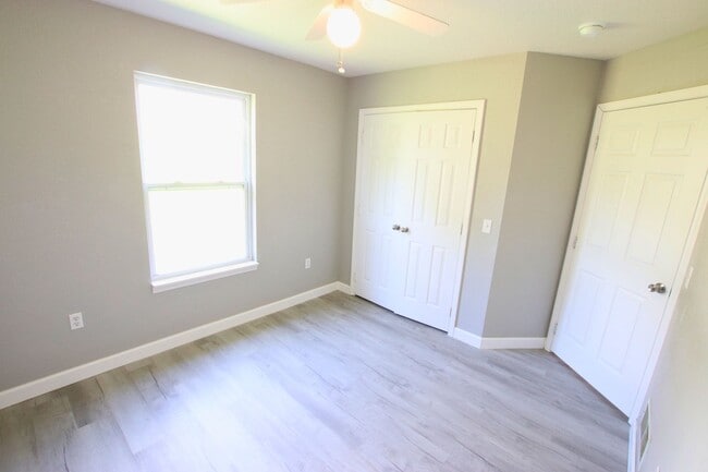 Building Photo - Fresh Duplex Living