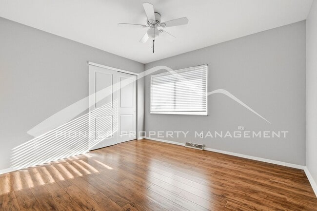 Building Photo - Spacious Home with 2 Car Garage and Centra...