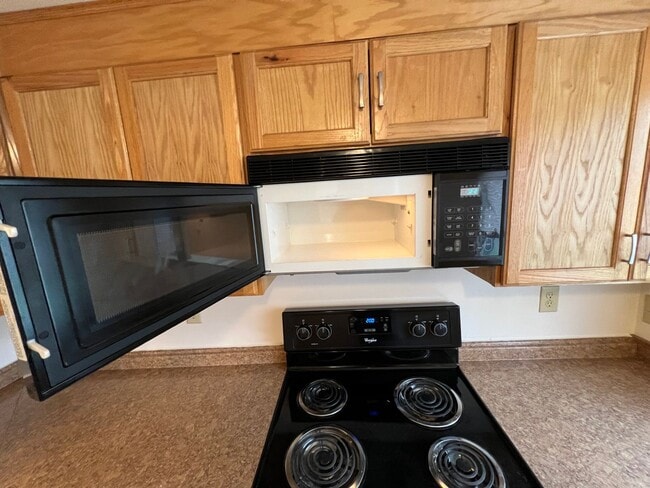 Building Photo - 1-2 Bedroom 1 Bath House with Garage, Newl...
