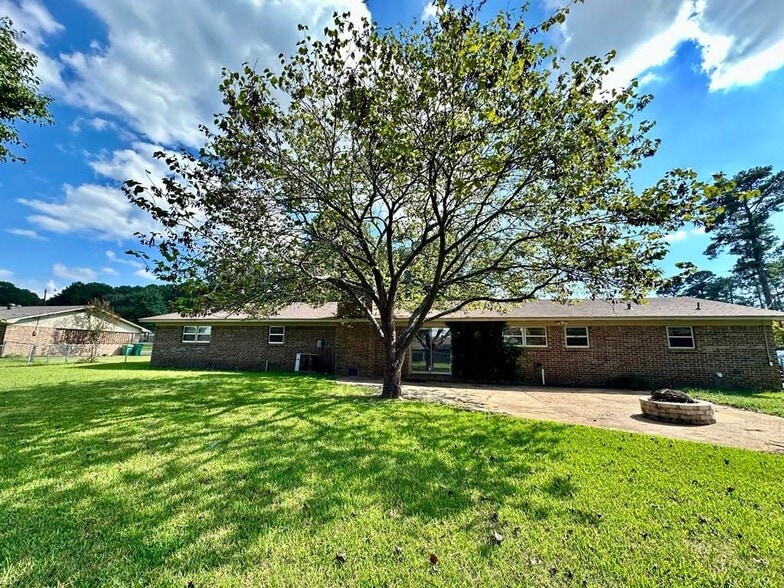 Building Photo - 3710 Hillside Dr