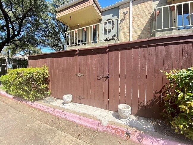 Building Photo - 5916 Birchbrook Dr