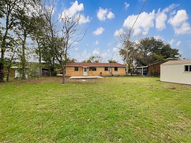 Building Photo - MOVE IN READY