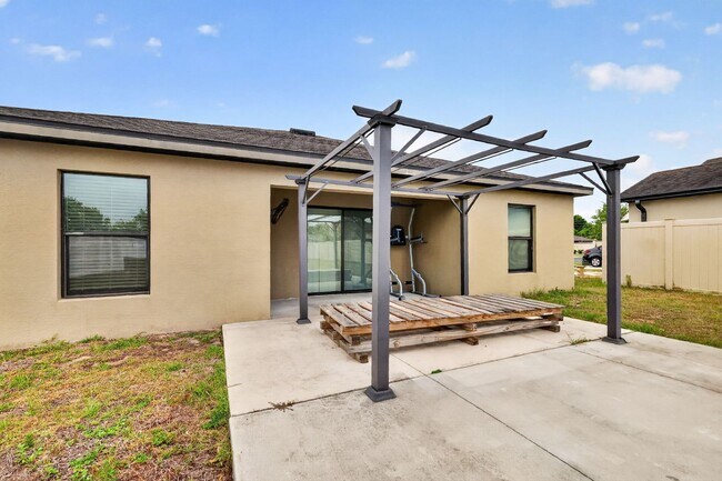 Building Photo - Available June 15th! 3BR Home in Tavares with Huge Backyard