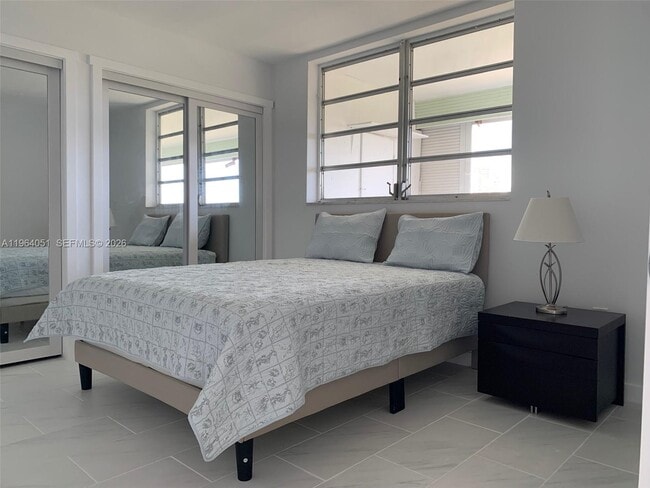 Building Photo - 2980 Point E Dr