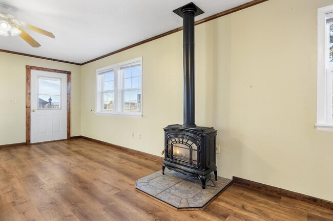 Building Photo - Cozy Living with Bonus Flex Space