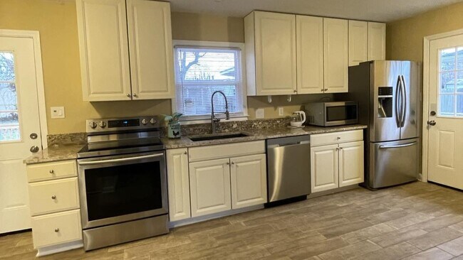 Building Photo - 348 Hermitage Dr