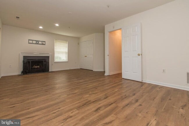 Building Photo - 117 Longpoint Way