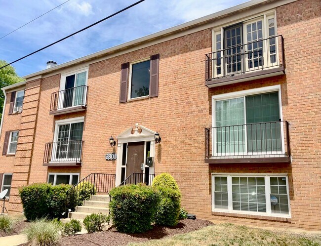 Building Photo - Bright & Spacious | 955 sqft 2BR/2BA Condo | Excellent Commuter Location!