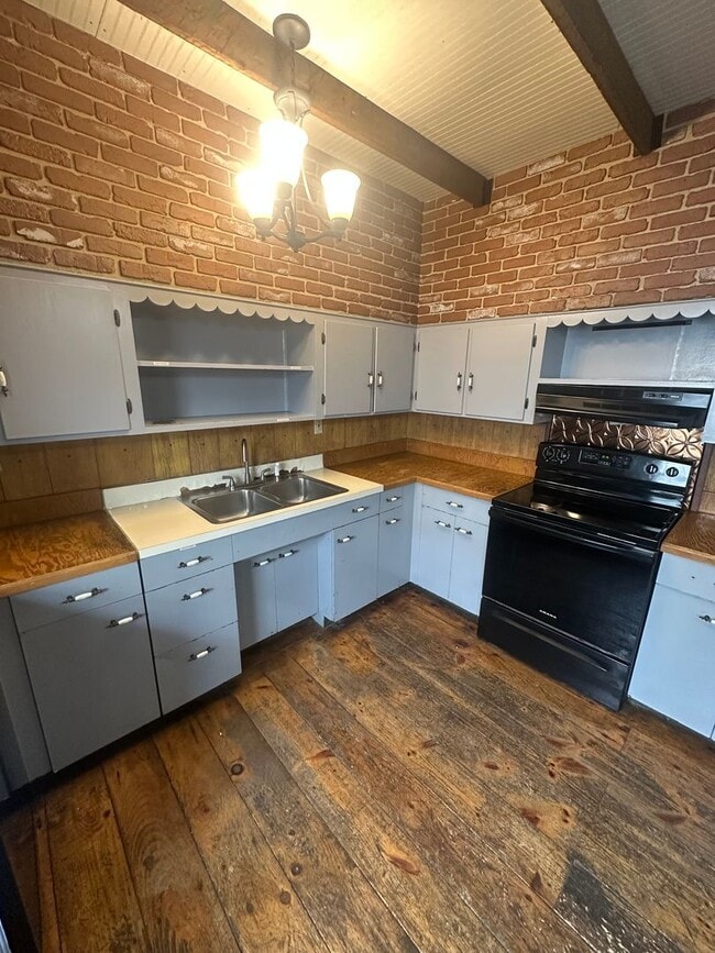 Building Photo - 218 S 6th St