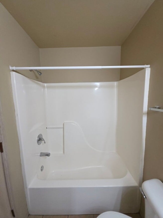 Building Photo - 1002 N Greenwich Ave