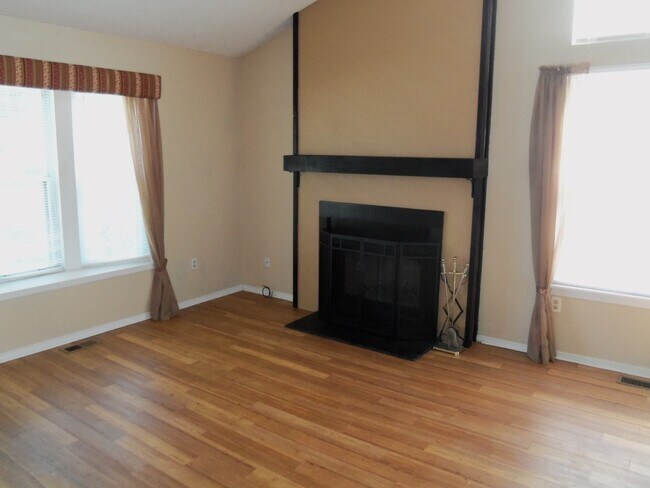 Building Photo - Great Littleton Location! 2 bedroom, 1 bat...