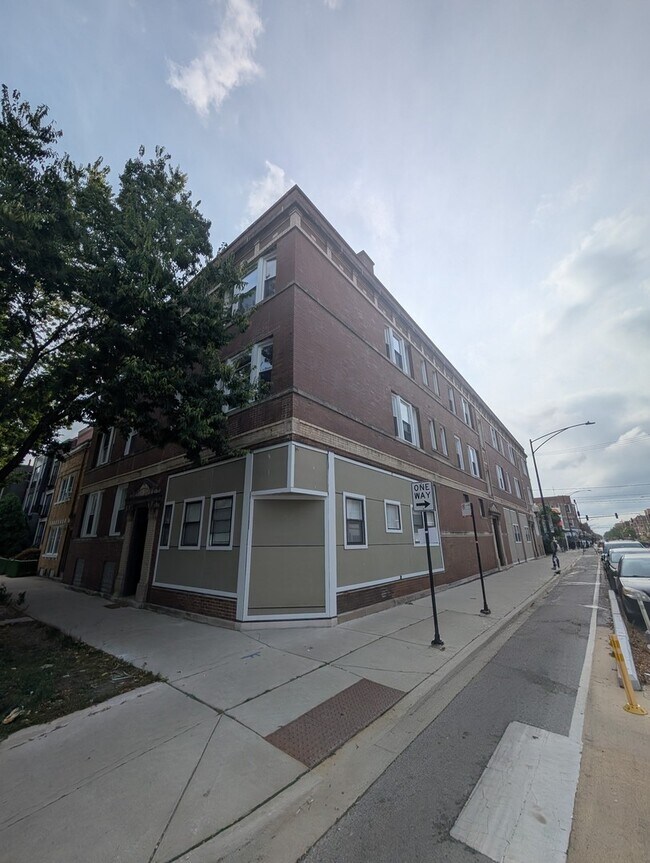 Building Photo - 1941 W Augusta Blvd