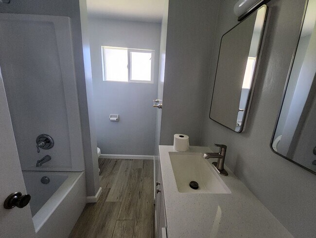 Building Photo - 2801 El Berrendo Ave., Bakersfield, CA 93304