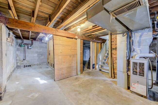 Building Photo - Cute 2 bedroom single family house in Bel-nor with attached garage.