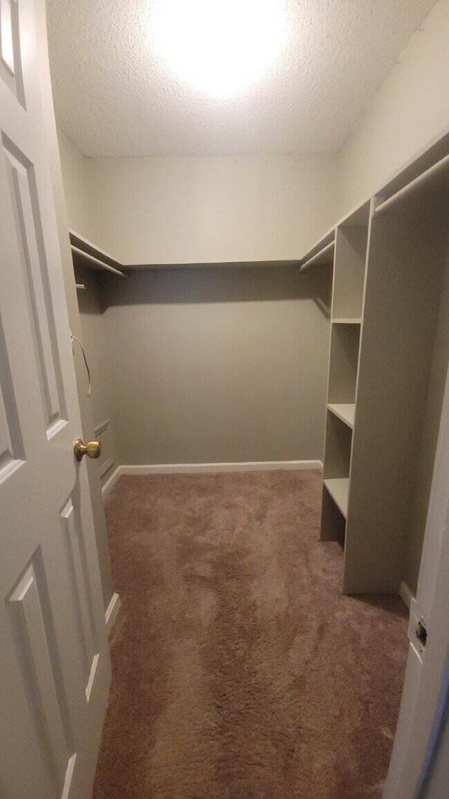 Building Photo - "Charming 2-Bed, 2-Bath Haven in Huntsville – Your Perfect Retreat Awaits!"