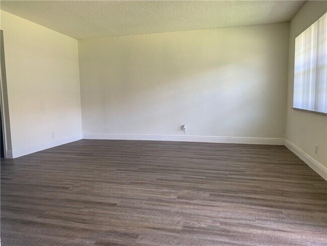 Building Photo - 660 Cypress Club Way