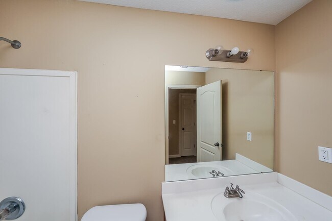 Building Photo - 10085 Woodland Hills Dr