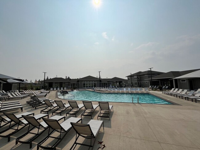 Building Photo - Community Pool and Fitness Center! 3 Bed/2...