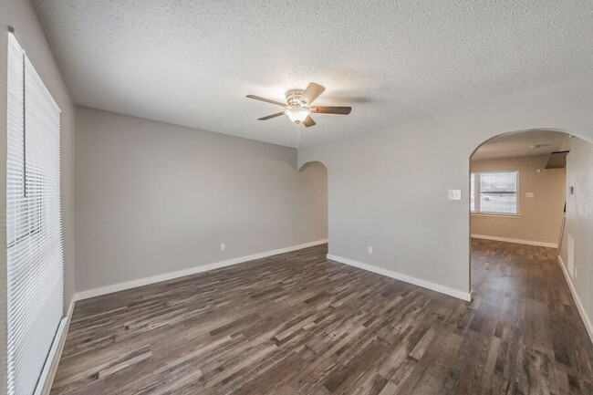 Building Photo - SPACIOUS UPDATED TOWNHOME - 1440SF