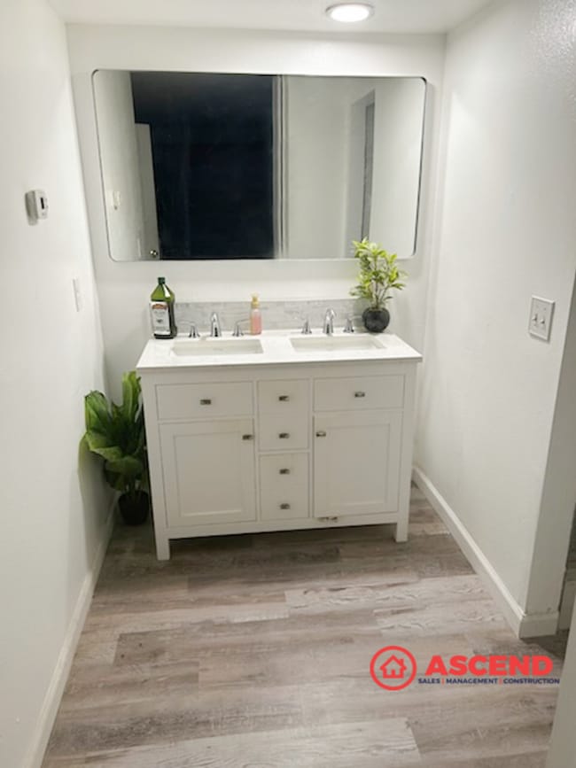 Building Photo - Charming Townhouse in the Stockdale Area