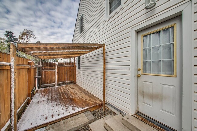 Building Photo - Charming 3-Bedroom Home with Spacious Base...