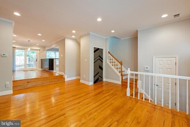 Building Photo - 215 Lynn Manor Dr