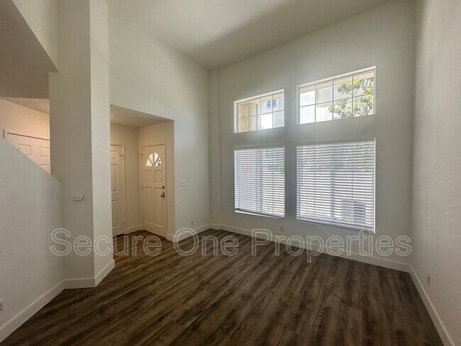 Building Photo - 674 Warwick Ave