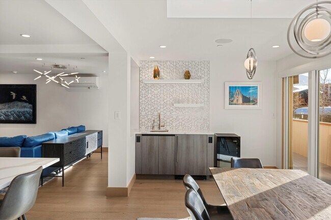 Building Photo - 447 E Cooper Ave