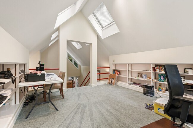 Building Photo - Contemporary 4bd/3.5ba Near Hope Valley + Home Equidistant to Downtown Durham & Chapel Hill!