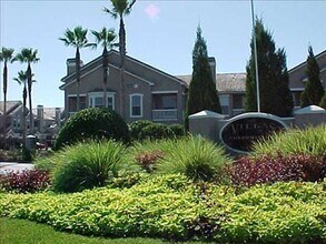 Building Photo - The Villas Condominiums  2/2 AVAILALBE NOW!