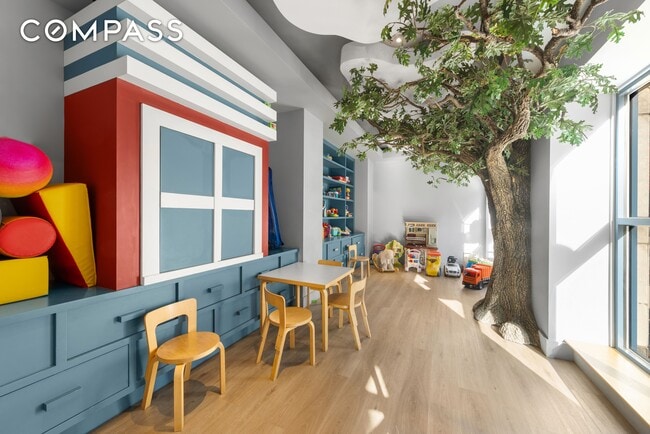 Building Photo - 404 E 76th St