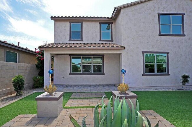 Building Photo - Stunning Executive Home (former model) in ...