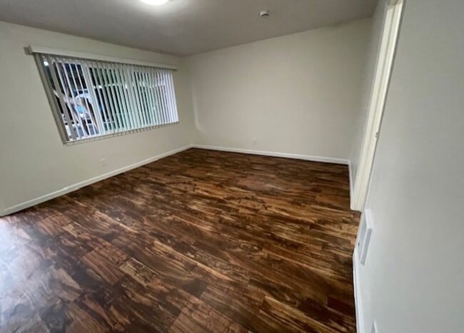 Building Photo - Spacious Studio, Centrally located, exclus...