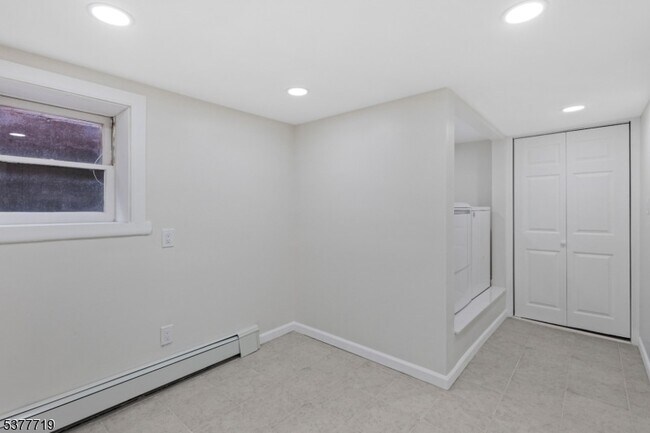 Building Photo - 86 Farnham Ave