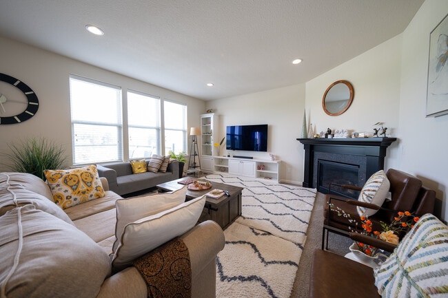 Building Photo - 5595 Queensland Ln N