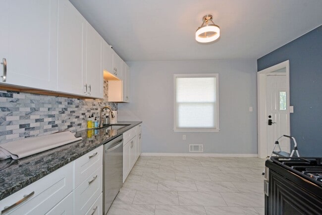 Building Photo - Clean & Updated One-Level Living in Robbin...