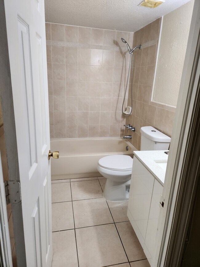 Building Photo - 9950 N Kendall Dr