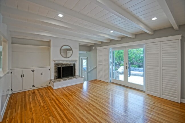 Building Photo - BEAUTIFULLY REMODELED, BRIGHT & AIRY HILLS...