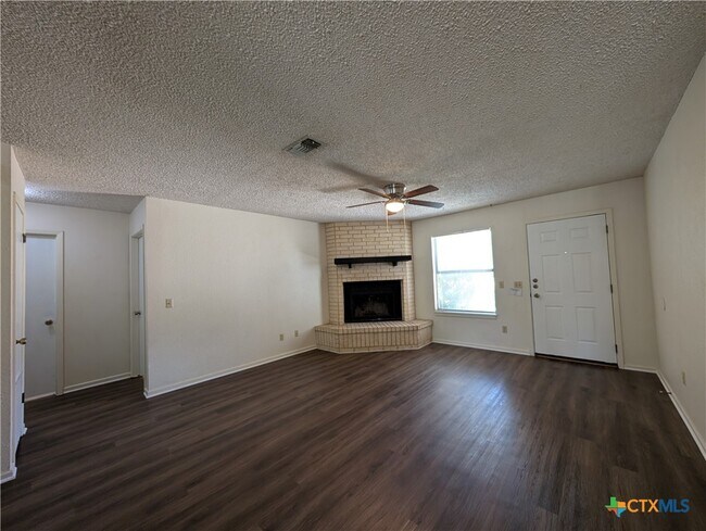 Building Photo - 163 Woods End