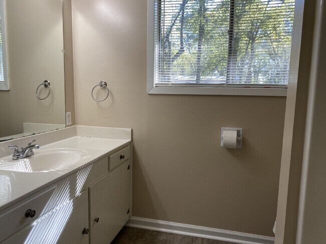 Building Photo - Charming 2 Bedroom Rental with Wood Floors in Port Allen!